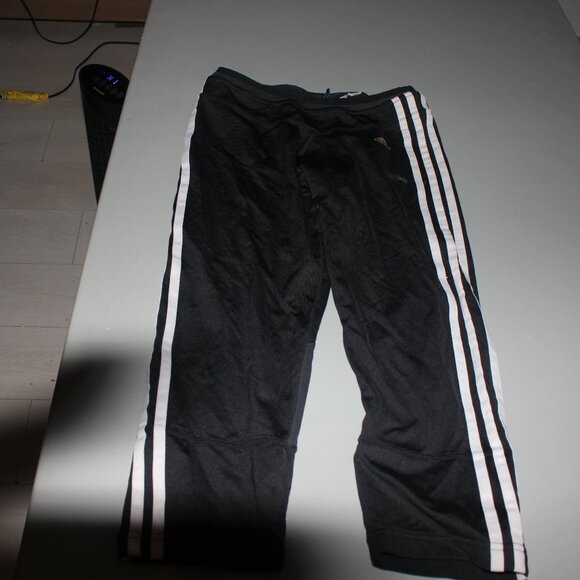 Black Adidas Athletic Capris Size Small? - Picture 1 of 5